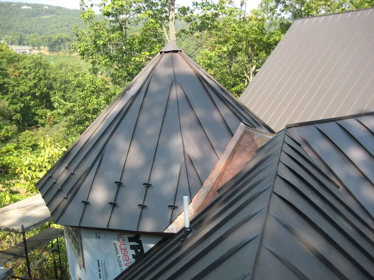Professional Roof Tarp Installation by Craftsman Roofing in Griffithtown